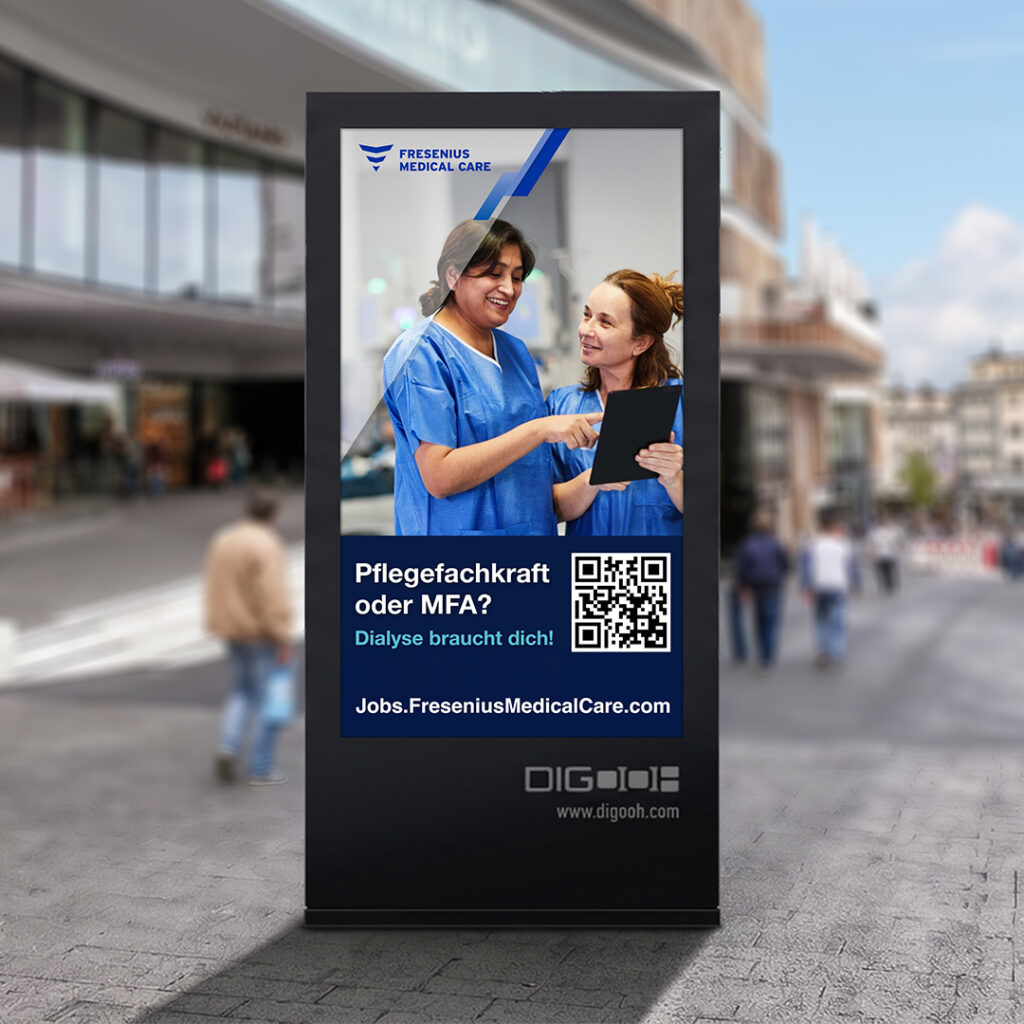 Digitales Straßenschild mit zwei lächelnden Pflegekräften, Text "Pflegefachkraft oder MFA? Dialyse braucht dich!", QR Code und Fresenius Medical Care Logo oben.
