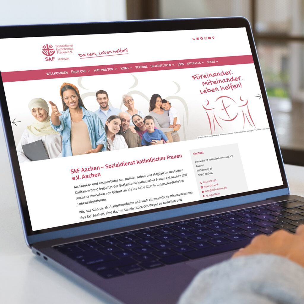 Screenshot von einer Person am Laptop mit SKF Aachen Website, Banner mit mehreren Menschen, SKF Logo, Menü und Slogan auf Deutsch.