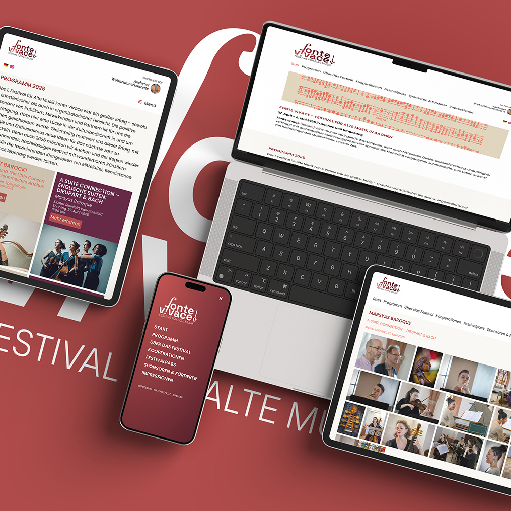 Foto von Tablet, Smartphone und Laptop mit geöffneter Fontevraud Festival Website vor rotem Hintergrund mit weißem Logo.
