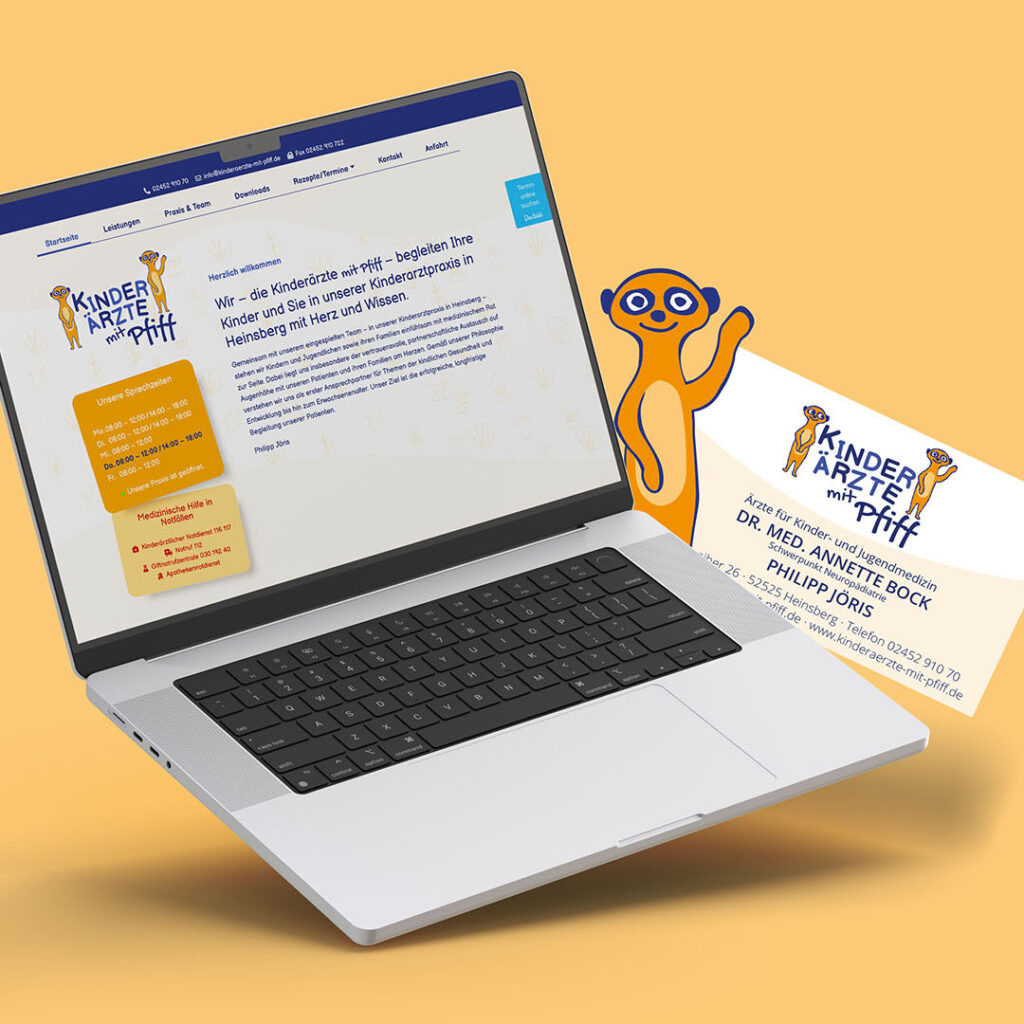 Foto von einem Laptop mit der Website einer Kinderarztpraxis, daneben eine Visitenkarte und ein orangefarbenes Erdmännchen Maskottchen.
