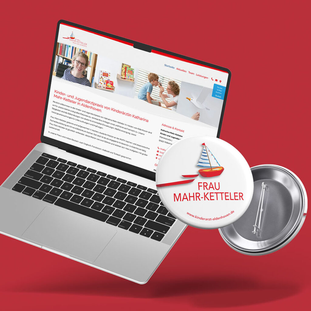 Foto von einem Laptop mit geöffneter Kinderarzt Webseite, davor ein runder Anstecker mit Segelboot und Text "Frau Mahr Ketteler".